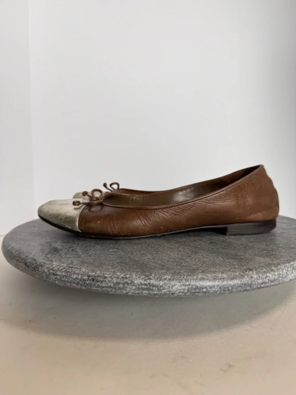 Tory Burch Taupe Cap Toe Ballet Flats Shoes 7.5 Silver Metallic Bow
